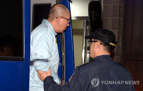 호송차에서 내리는 차은택