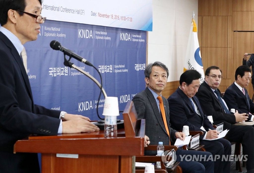 This photo, taken on Nov. 18, 2016, shows Jun Bong-geun (L), a professor at the state-run Korean National Diplomatic Academy, speaking during a lecture at the institute in Seoul. (Yonhap)