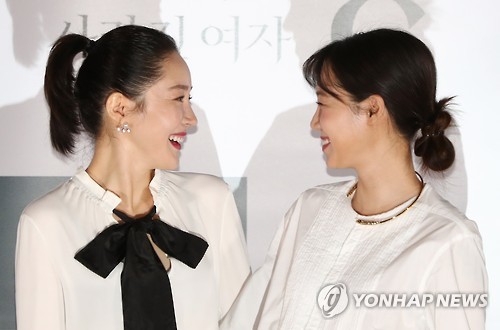 마주 보는 두 여자