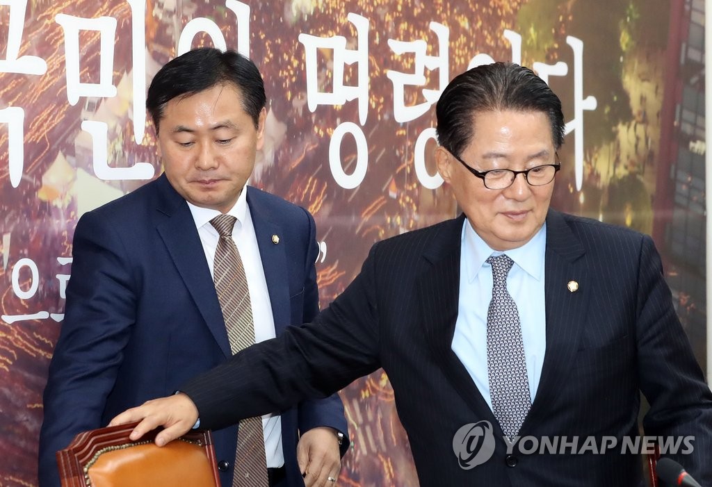 탄핵추진단 회의 참석하는 박지원