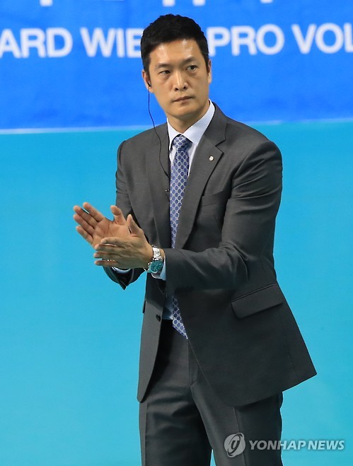박수치는 김상우 감독