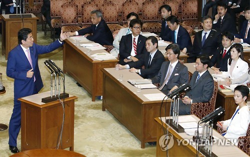 야당 질의에 답변하는 日 아베 총리