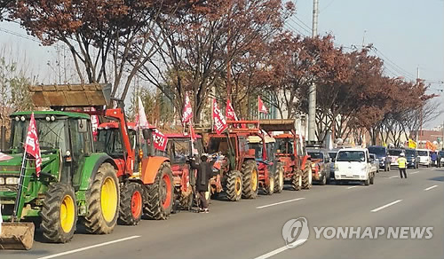 줄 맞춰 이동하는 트랙터 행렬