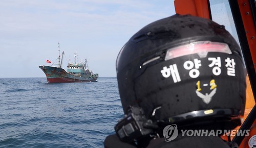 바다 위 해양경찰 (서울=연합뉴스, 자료사진)
