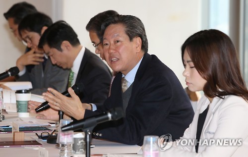개회사 하는 함재봉 원장