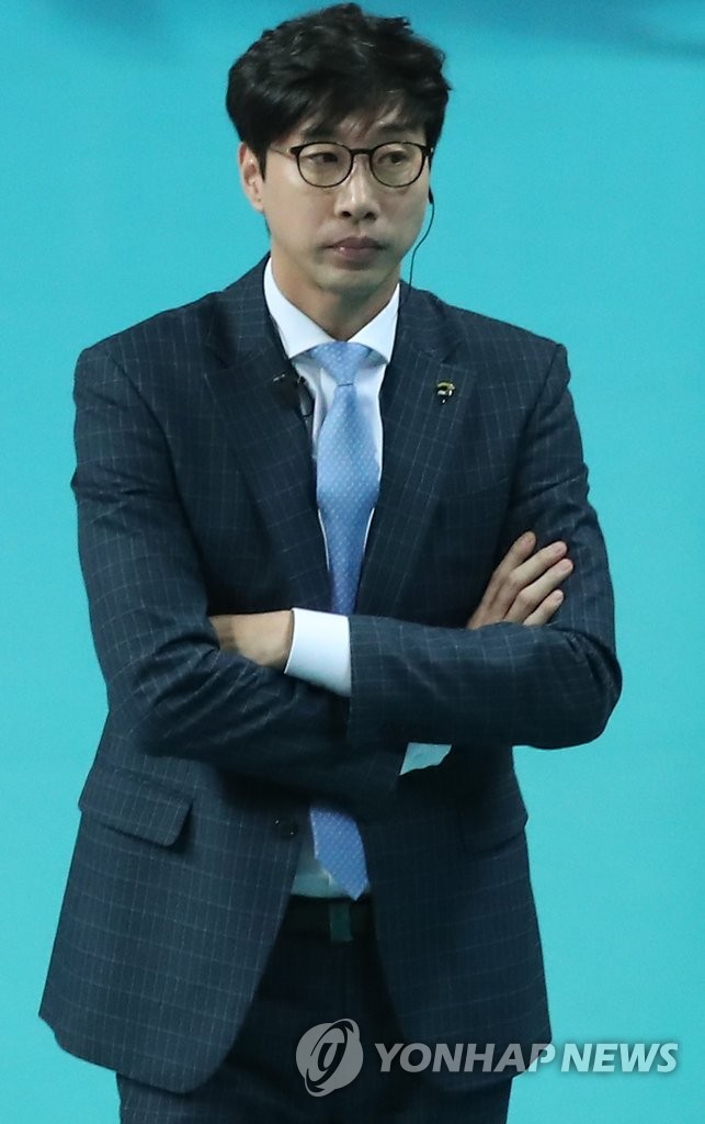 생각에 잠긴 김세진 감독