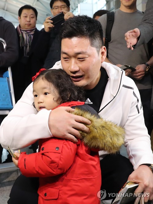 조카들과 인사하는 오승환