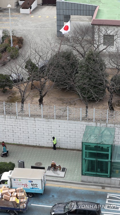 한일 외교전으로 비화한 일본영사관 소녀상