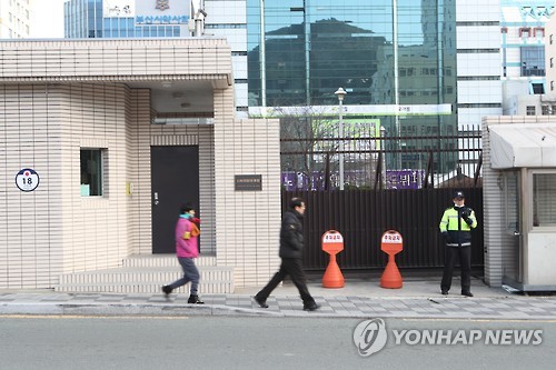 굳게 닫힌 일본영사관 정문