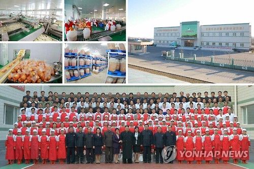 김치공장 둘러보는 김정은
(서울=연합뉴스) 김정은 북한 노동당 위원장이 최근 개조 공사를 마친 평양시 외곽 류경김치공장을 시찰했다고 노동신문이 12일 보도했다. 김정은은 이 공장에서 "인민생활 향상을 위한 올해의 총진군길에서도 마음속 신들메(신이 벗겨지지 않도록 발에다 동여매는 끈)를 더 바싹 조여매고 내달려야 한다"고 강조했다. 2017.1.12 << 국내에서만 사용가능. 재배포 금지. For Use Only in the Republic of Korea. No Redistribution >>
nkphoto@yna.co.kr