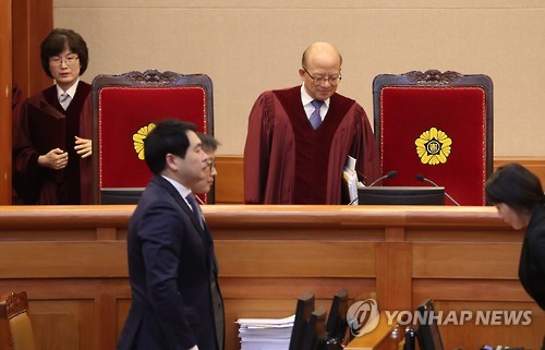 대심판정 들어서는 박한철 헌재소장