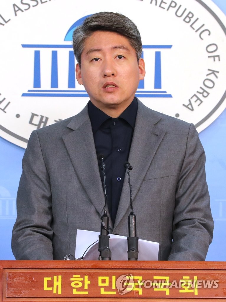 브리핑하는 국민의당 김경록 대변인