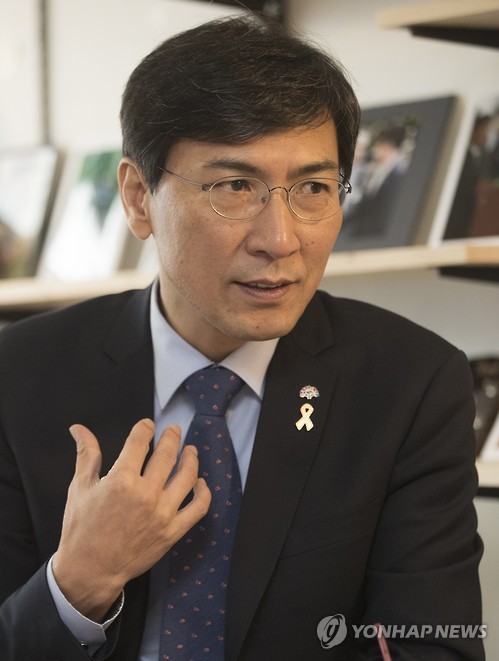연합뉴스와 인터뷰하는 안희정 도지사
