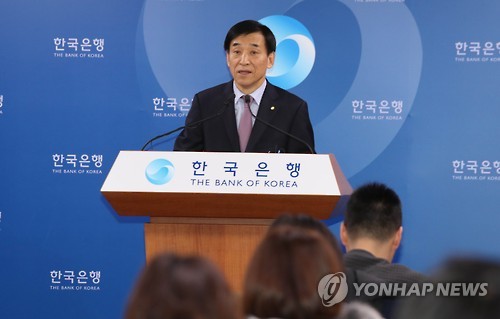 이주열 한국은행 총재가 지난달 13일 서울 중구 한국은행에서 열린 기자간담회에서 기준금리를 1.25%로 유지하게 된 배경을 설명하고 있는 모습.(자료사진)