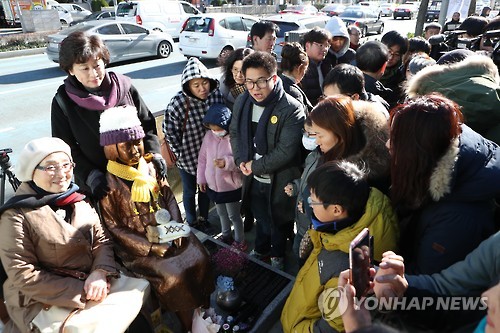 부산 소녀상 방문객 북적