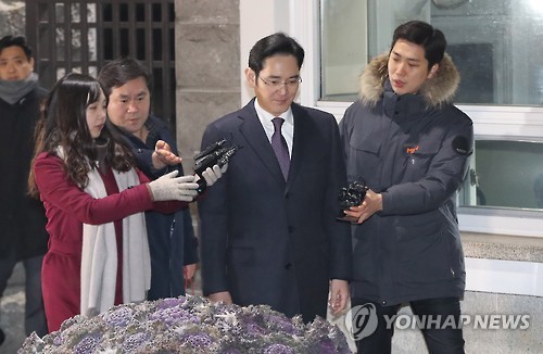 구치소 밖으로 걸어나오는 이재용
