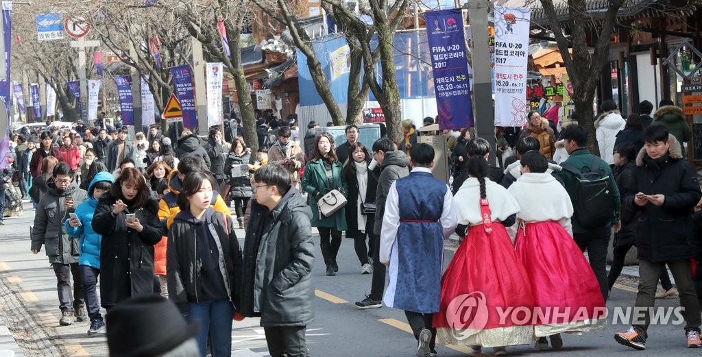 행락객들로 붐비는 전주 한옥마을