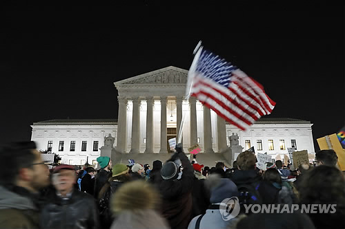 미 연방대법원 앞에서 벌어진 '트럼프 反이민 명령' 반대 시위