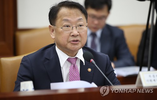 유일호 부총리 경제관계장관회의 주재