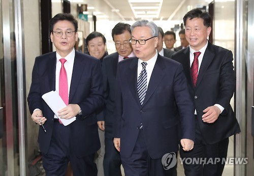 대화하는 인명진.정우택