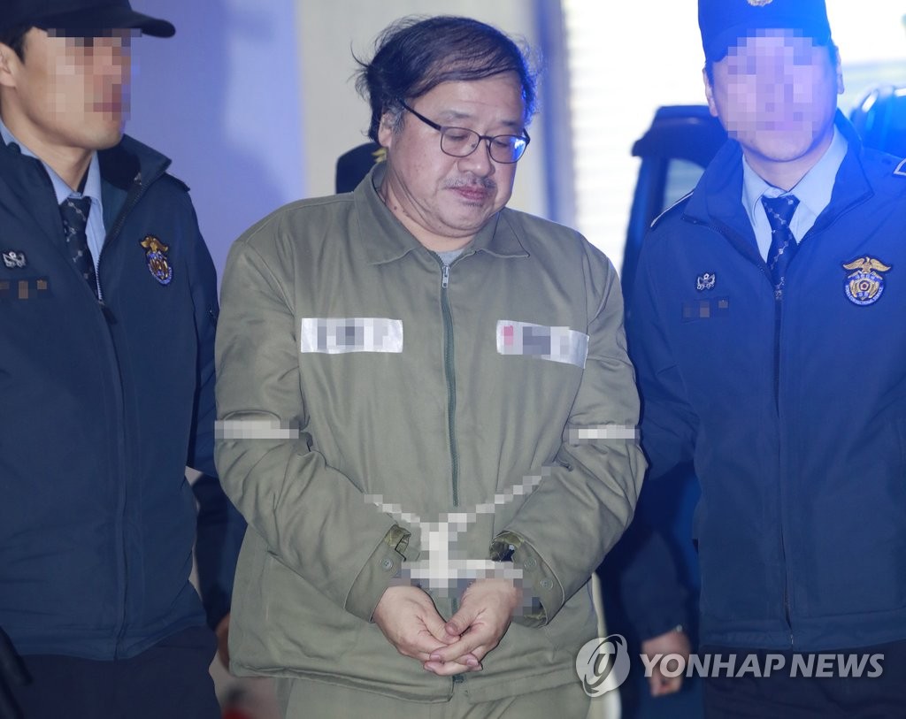 굳은 표정의 안종범