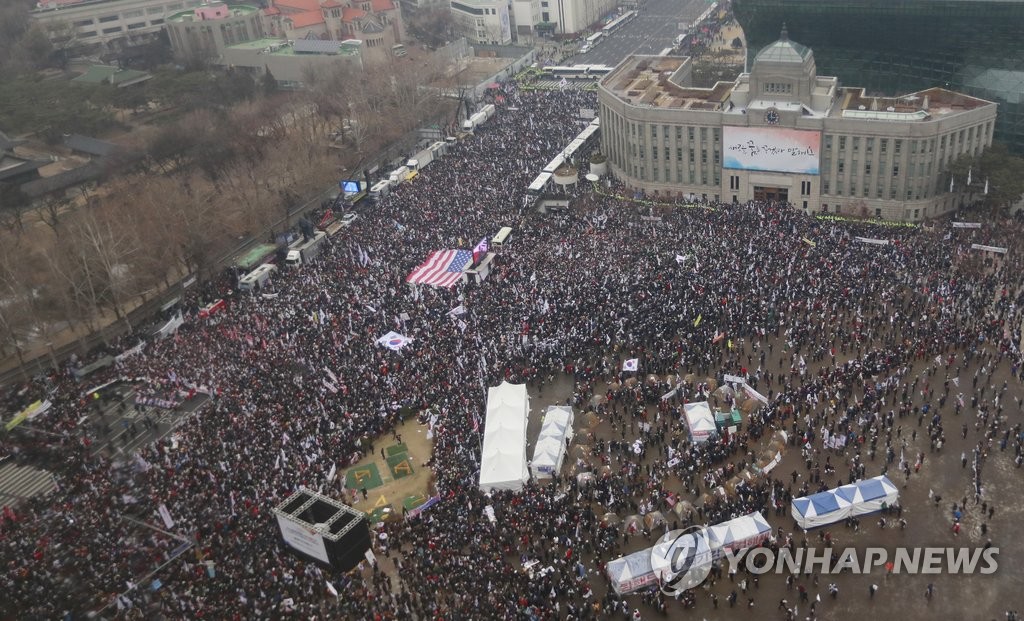 서울광장에 모인 태극기 집회 참가자들