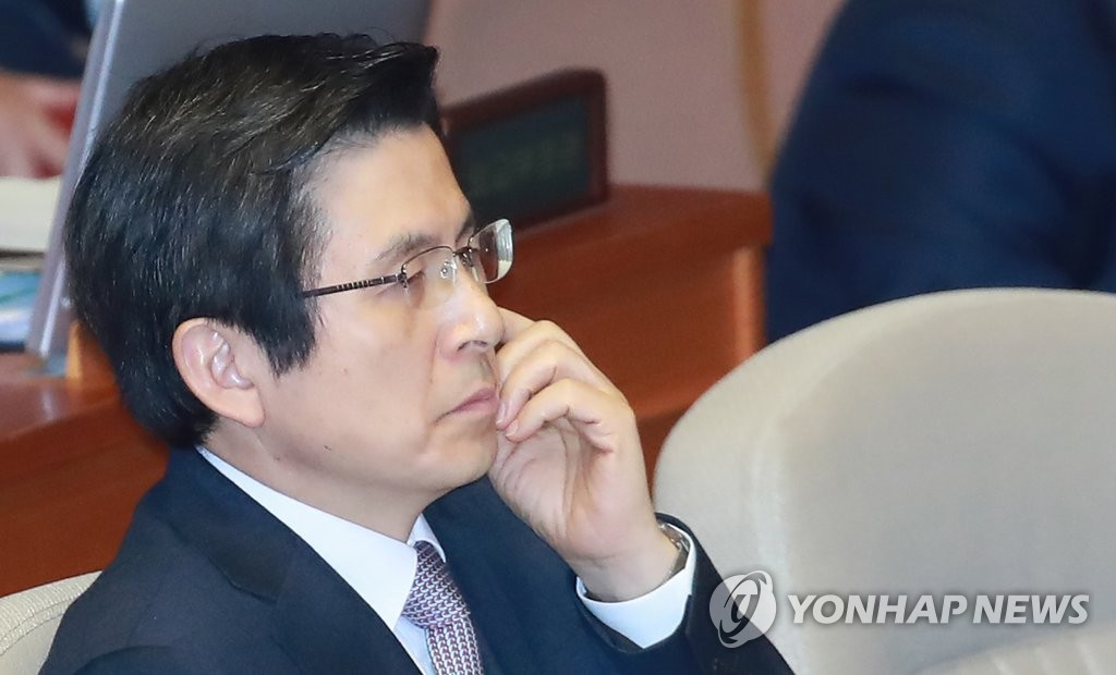 (서울=연합뉴스) 홍해인 기자 = 황교안 대통령 권한대행 국무총리가 6일 오전 국회 본회의장에서 열린 국민의당 안철수 전 공동상임대표의 교섭단체 대표 연설 때 생각에 잠겨 있다. 황 권한대행 측은 특검의 청와대 압수수색 협조 요청과 관련해 "청와대 압수수색은 황 권한대행이 아니라 청와대에서 결정할 문제라는 입장에 변함이 없다"고 밝혔다. 2017.2.6 hihong@yna.co.kr