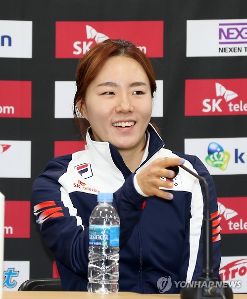 기자회견 하는 이상화