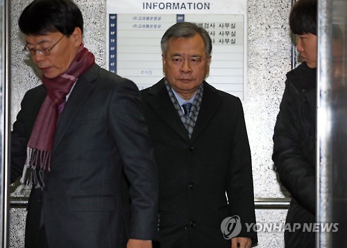 (서울=연합뉴스) 김현태 기자 = 박근혜 대통령의 비위 의혹과 최순실 게이트를 수사 중인 박영수 특별검사가 7일 오전 서울 강남구 대치동 특검 사무실로 출근하고 있다. 2017.2.7 mtkht@yna.co.kr