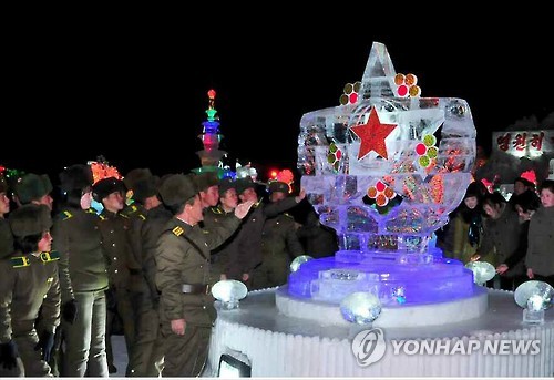 북한 김정일 생일 앞두고 대규모 얼음조각축제
(서울=연합뉴스) 북한 노동당 기관지 노동신문이 "광명성절 경축 얼음조각축전(축제) '영원히 한길을 가리라'가 지난 6일 삼지연군에서 성황리에 개막되였다"고 8일 보도했다. 2017.2.8 << 국내에서만 사용가능. 재배포 금지. For Use Only in the Republic of Korea. No Redistribution >>
nkphoto@yna.co.kr
