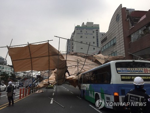 도로에 '콰당'…건물 안전펜스 시내버스 덮쳐