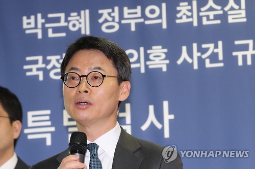 브리핑하는 이규철 특검 대변인 (서울=연합뉴스) 하사헌 기자 = '최순실 국정농단' 사건을 수사 중인 박영수 특별검사팀의 이규철 대변인이 8일 오후 서울 강남구 대치동 특검 기자실에서 언론브리핑을 하고 있다. 2017.2.8 toadboy@yna.co.kr