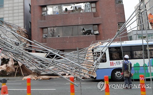 넘어진 구조물, 시내버스 아찔 (부산=연합뉴스) 조정호 기자 = 8일 오후 부산 중구 중앙동에서 철거 중인 3층 건물의 안전펜스가 편도 3차선 도로를 덮쳐 교통이 통제되고 있다. 안전펜스는 지나가던 시내버스 위로 떨어졌지만, 인명피해는 발생하지 않았다. 2017.2.8 ccho@yna.co.kr