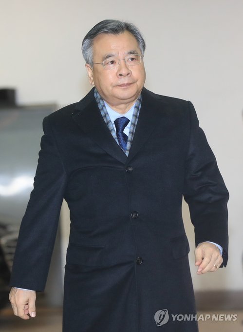 (서울=연합뉴스) 윤동진 기자 = 최순실 국정농단사건을 수사중인 박영수 특검이 9일 서울 대치동 사무실로 출근하고 있다