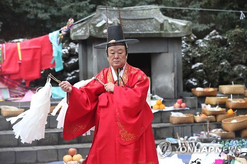 송당 본향당굿 주관하는 김윤수 큰심방