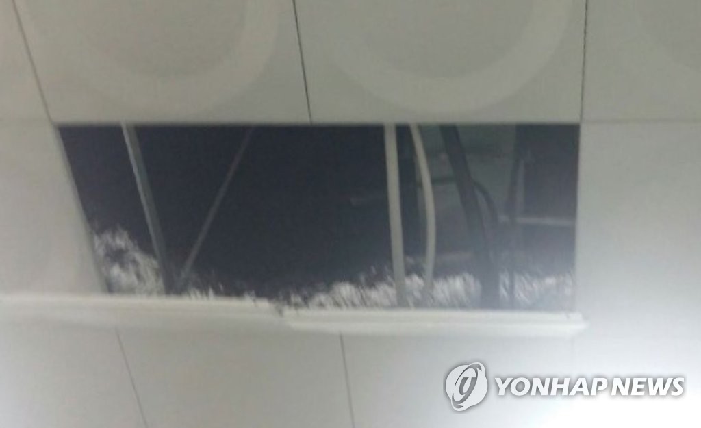 김해공항 뻥 뚫린 천장