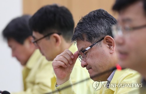 굳은 표정의 가축방역심의회 참석자들