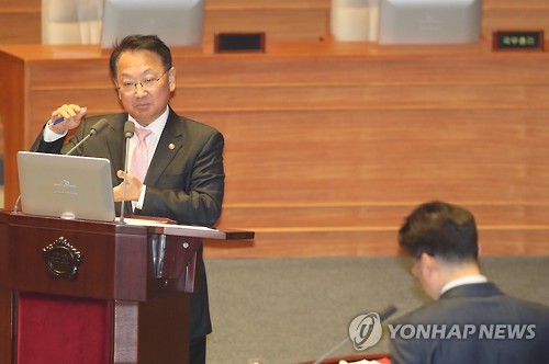 답변 나선 유일호 경제부총리
