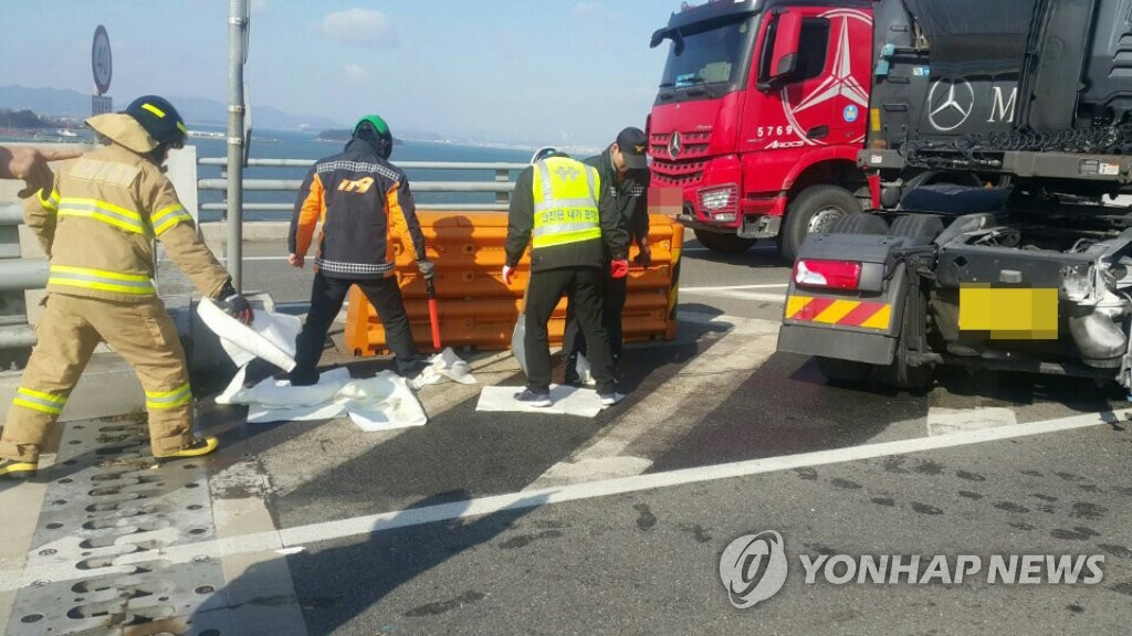 여수 묘도대교서 트레일러, 분리대 충격 연료 일부 유출(종합) - 2