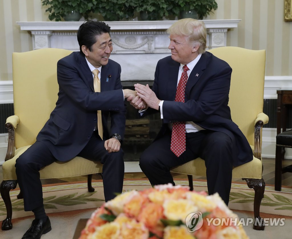 도널드 트럼프 미국 대통령(오른쪽)과 아베 신조 일본 총리가 지난 2월 10일(현지시간) 워싱턴 백악관에서 정상회담 전 악수하고 있다. [AP=연합뉴스]