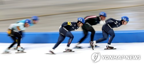 레이스 펼치는 김민석,주형준