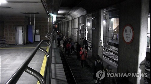 선로로 대피하는 지하철 승객 행렬