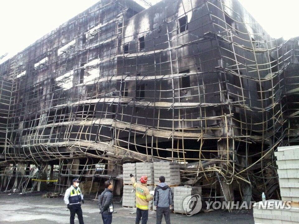 폭삭 내려앉은 중학교 증축 공사현장