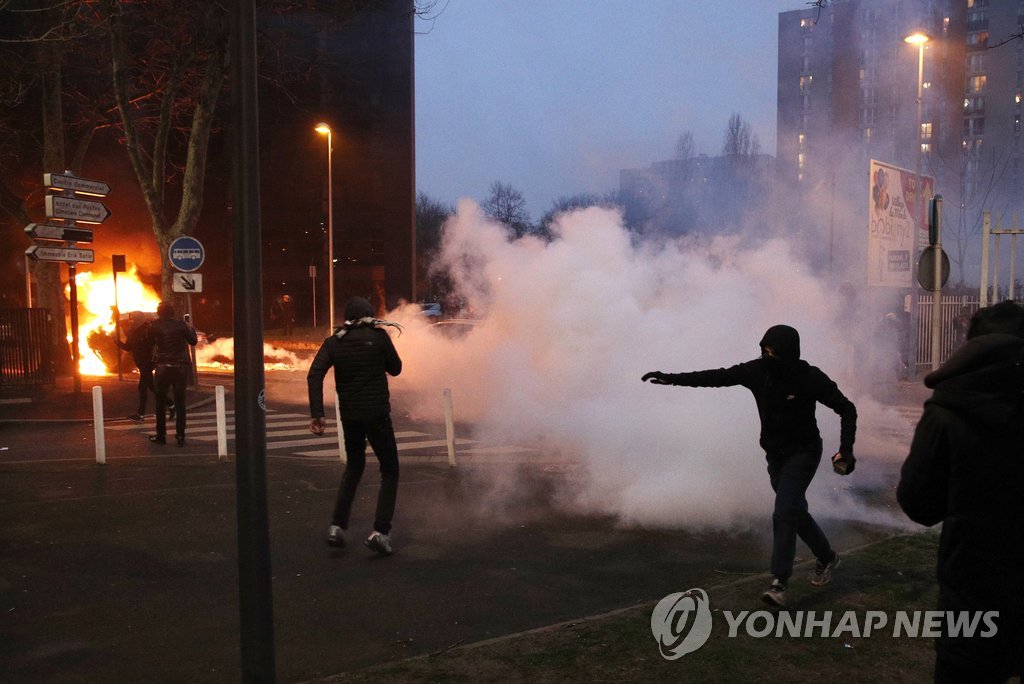 파리 근교 보비니서 시위 격화