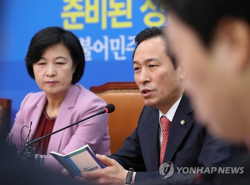 발언하는 우상호