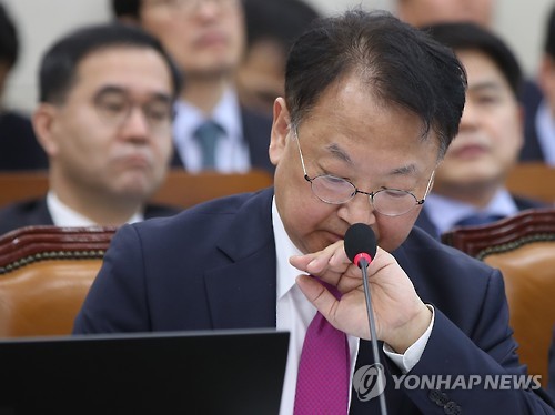 자료 살펴보는 유일호 부총리