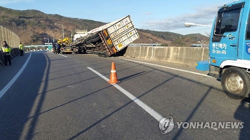 고가도로서 넘어진 컨테이너 트럭