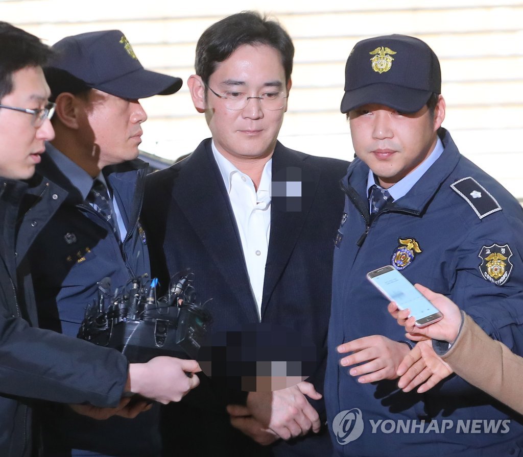 교도관과 함께 특검에 소환된 이재용