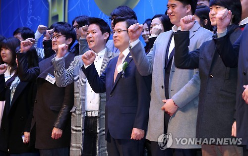 졸업생들과 기념촬영하는 황 권한대행