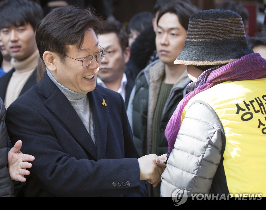 시장 상인과 악수하는 이재명 시장